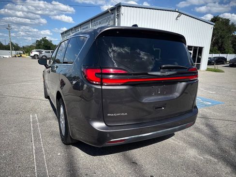 Used 2023 Chrysler Pacifica Touring-L FWD image 10