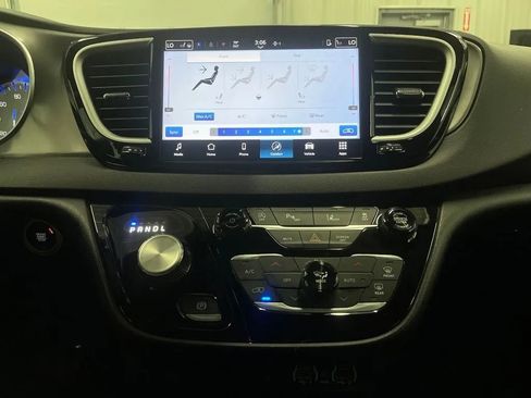 Used 2025 Chrysler Pacifica Select FWD image 16