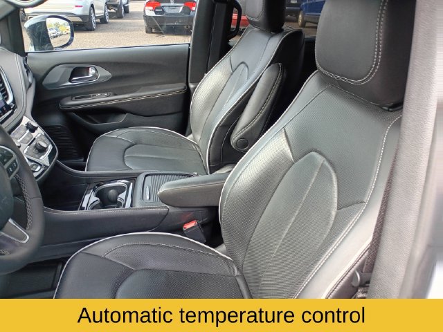 Used 2026 Chrysler Pacifica Limited FWD image 12