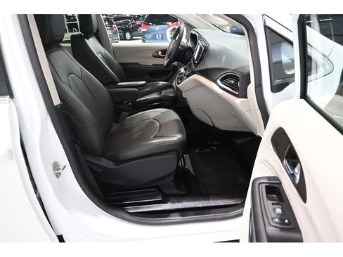 Used 2023 Chrysler Voyager LX FWD image 15