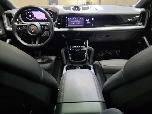 Used 2024 Porsche Cayenne Coupe AWD/4WD image 18