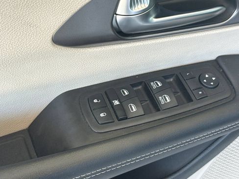 Used 2023 Chrysler Pacifica Touring-L FWD image 12