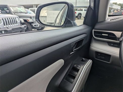 Used 2023 Toyota Highlander LE image 25