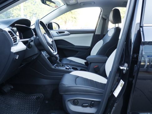 Certified 2025 Volkswagen Taos SEL AWD/4WD image 9