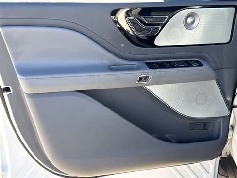 Used 2020 Lincoln Aviator Reserve w/ Equipment Group 202A image 8