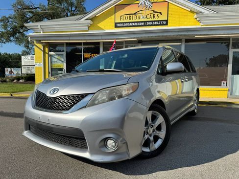 Used 2013 Toyota Sienna SE FWD image 1