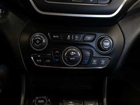 Used 2022 Jeep Cherokee Latitude Lux AWD/4WD image 32