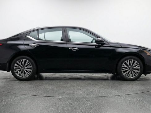 Used 2025 Nissan Altima 2.5 SV FWD image 11