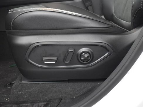 New 2025 Jeep Grand Cherokee Altitude image 13