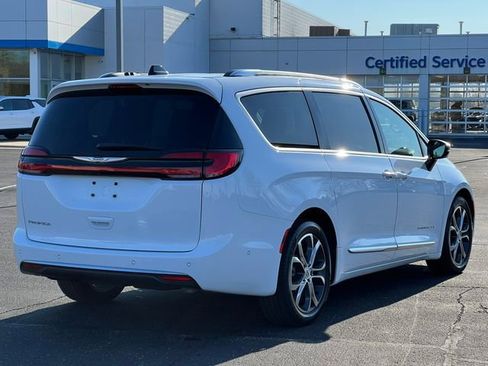 Used 2023 Chrysler Pacifica Pinnacle FWD image 51