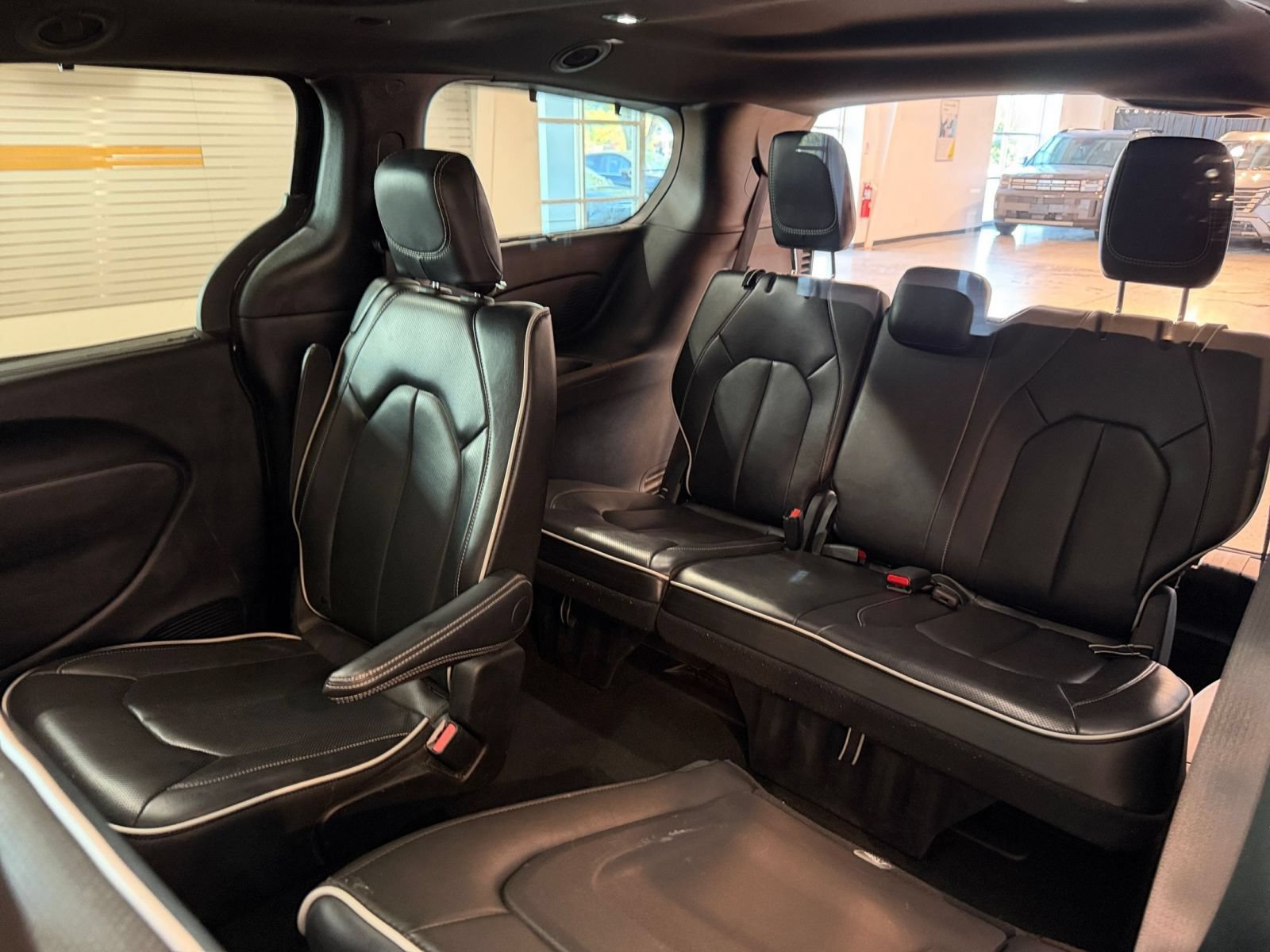 Used 2025 Chrysler Pacifica Limited FWD image 31