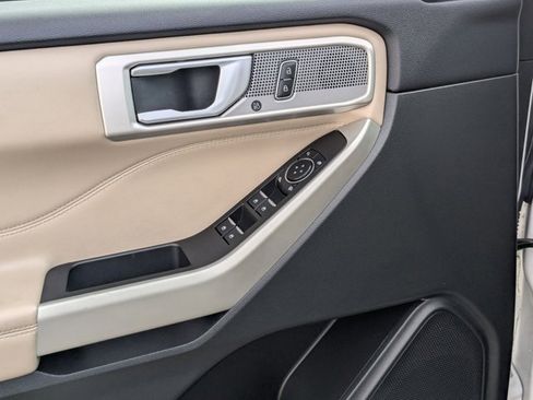 Used 2023 Ford Explorer Limited image 13