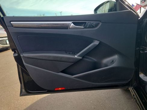 Used 2016 Volkswagen Passat 1.8T SEL Premium image 16