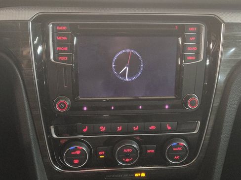 Used 2018 Volkswagen Passat 2.0T SE w/ SE Lighting Package image 25