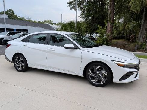 Certified 2025 Hyundai Elantra SEL FWD image 3