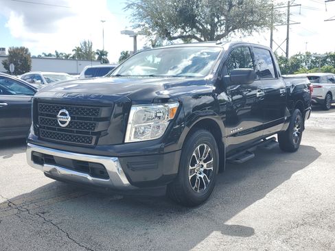 Used 2021 Nissan Titan SV w/ SV Convenience Package image 3