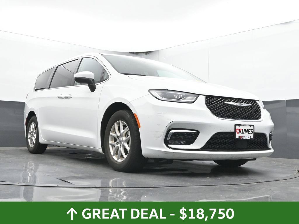 Used 2023 Chrysler Pacifica Touring-L FWD image 45
