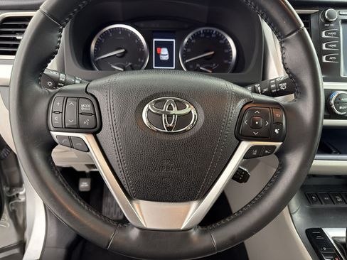 Used 2017 Toyota Highlander XLE AWD/4WD image 15
