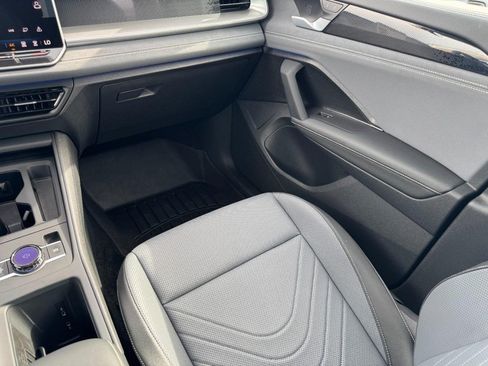 Used 2025 Volkswagen Tiguan SE AWD/4WD image 15