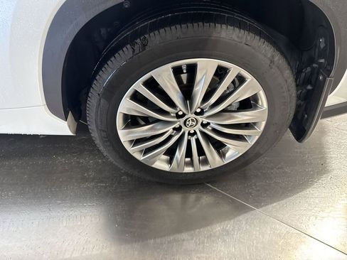 Used 2022 Toyota Highlander Platinum image 12