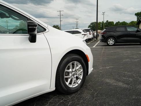Used 2024 Chrysler Pacifica Touring-L FWD image 17