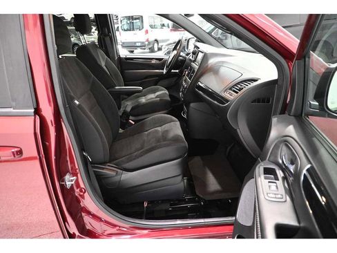 Used 2019 Dodge Grand Caravan SE FWD image 15