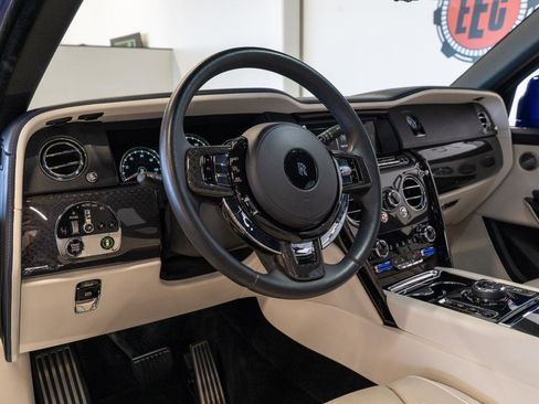 Used 2021 Rolls-Royce Cullinan Black Badge image 2