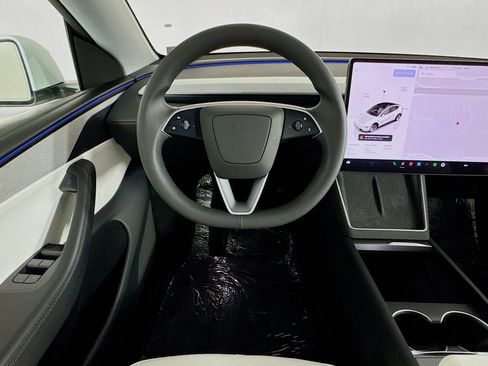 Used 2026 Tesla Model Y AWD image 4