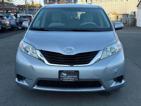 Used 2013 Toyota Sienna LE FWD image 2