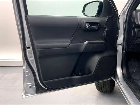 Used 2022 Toyota Tacoma TRD Off-Road image 19