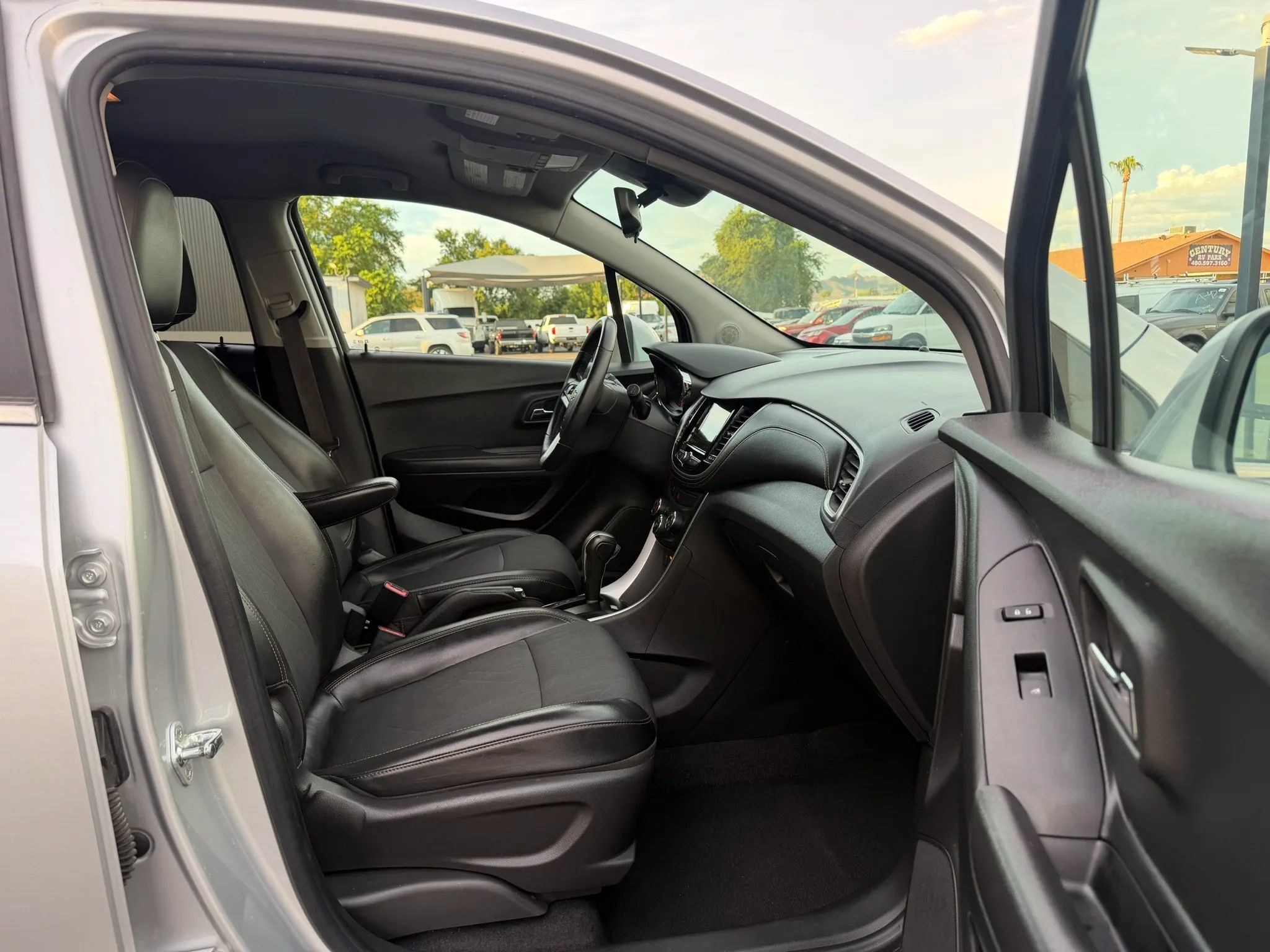Used 2019 Chevrolet Trax LT w/ LT Convenience Package FWD image 28
