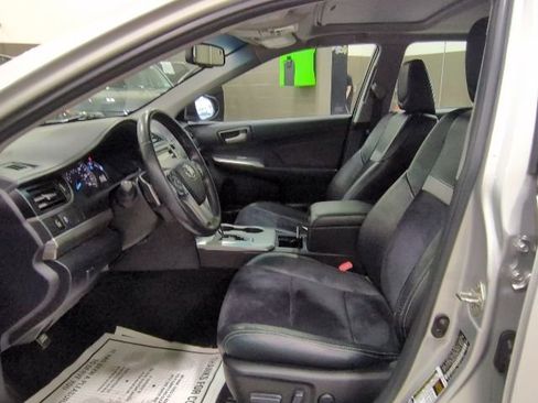 Used 2014 Toyota Camry SE w/ Leather Package image 10