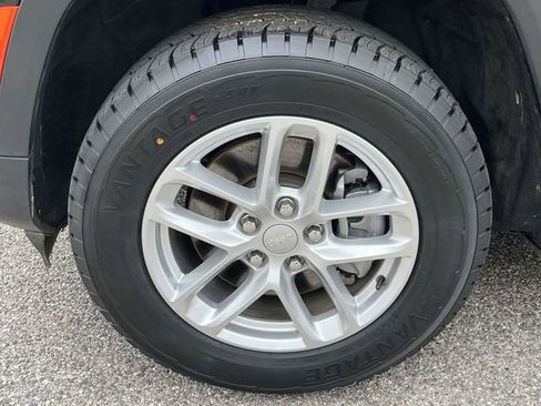 Used 2023 Jeep Grand Cherokee L Laredo image 7