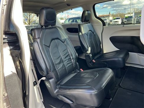 Used 2021 Chrysler Pacifica Touring-L w/ Uconnect Theater Family Group image 18