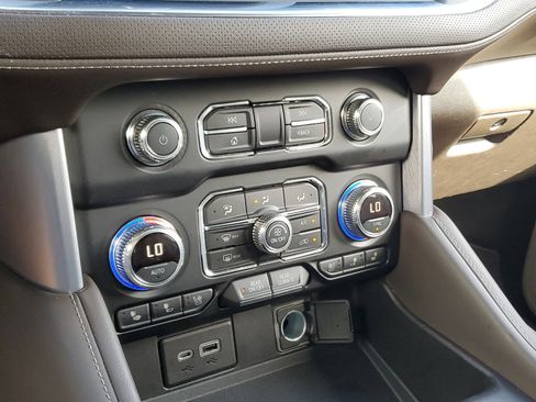 Used 2021 GMC Yukon SLT w/ SLT Luxury Plus Package image 28