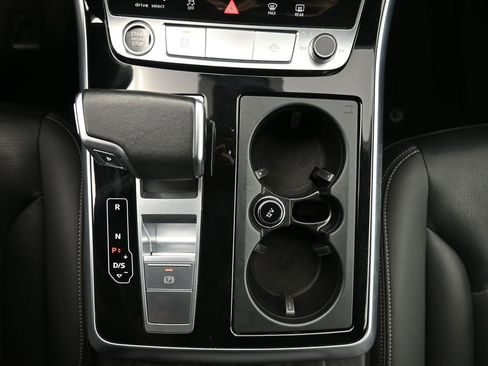 Used 2021 Audi Q8 Prestige w/ Prestige Package image 17