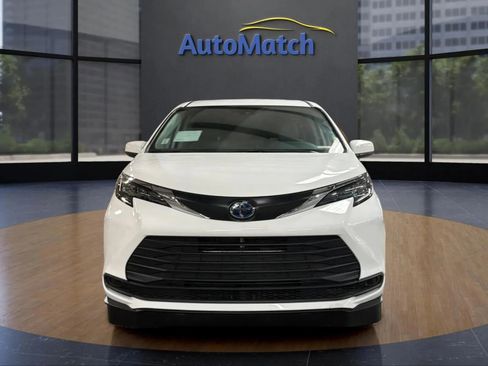 Used 2024 Toyota Sienna LE image 2