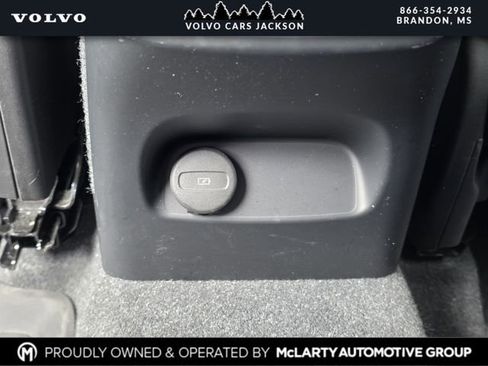 Used 2024 Volvo XC40 B5 Plus image 17