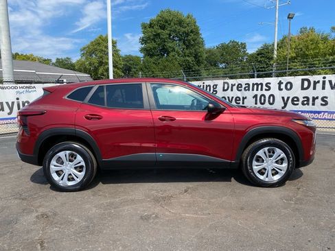 Used 2024 Chevrolet Trax LS FWD image 2
