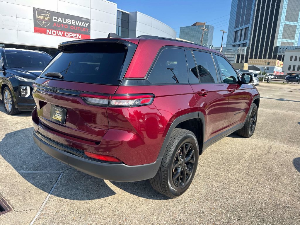 Used 2024 Jeep Grand Cherokee Altitude RWD image 7