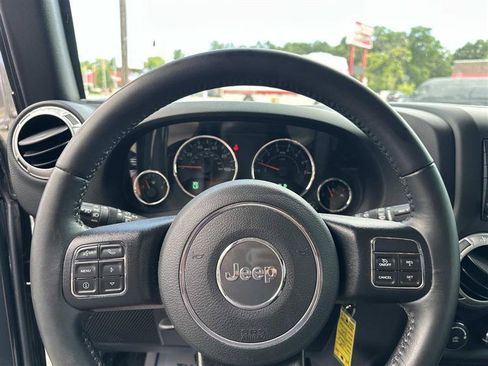 Used 2018 Jeep Wrangler Unlimited Sahara w/ Dual Top Group AWD/4WD image 17