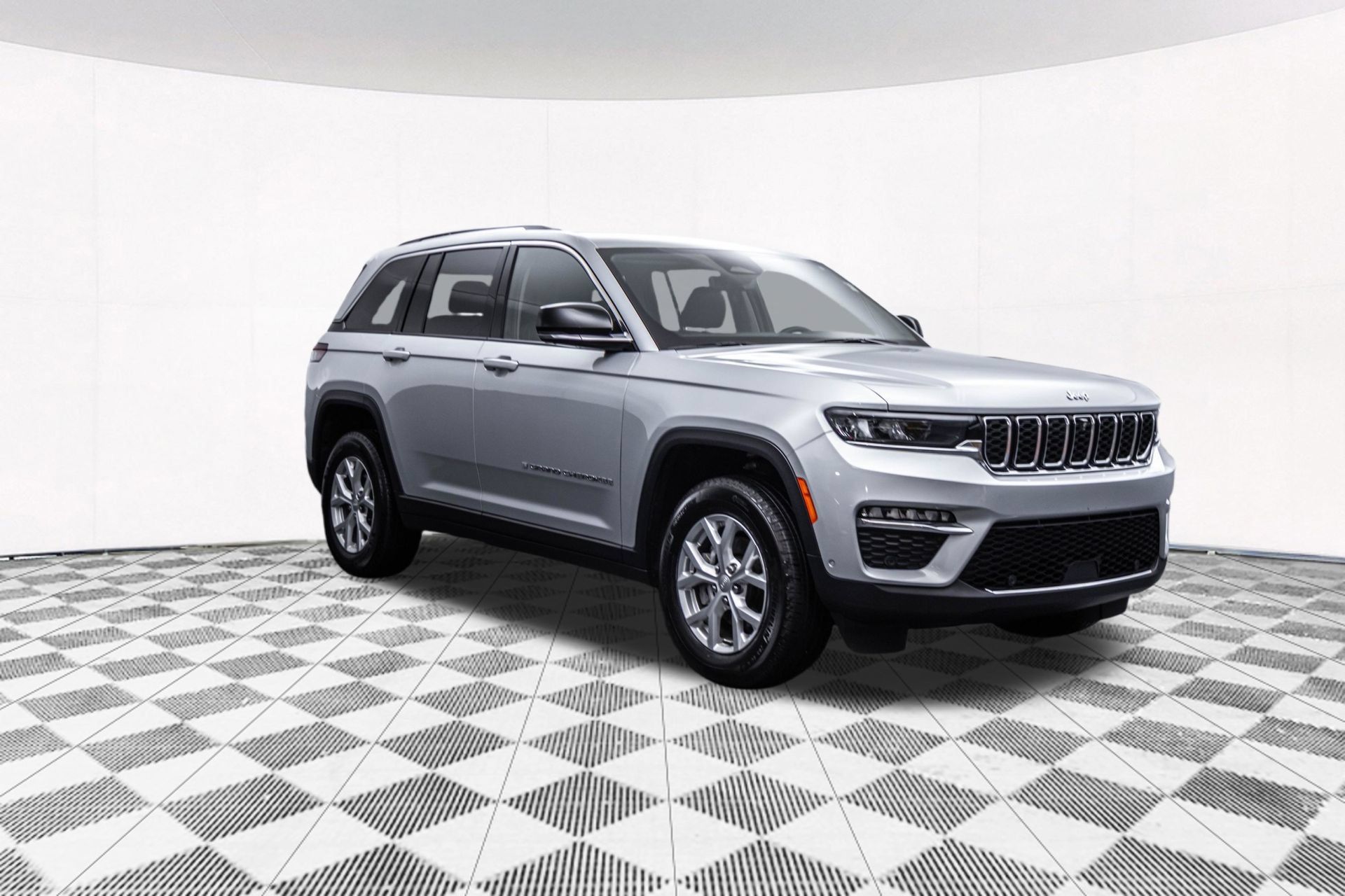 Used 2023 Jeep Grand Cherokee Limited w/ Luxury Tech Group II AWD/4WD image 16