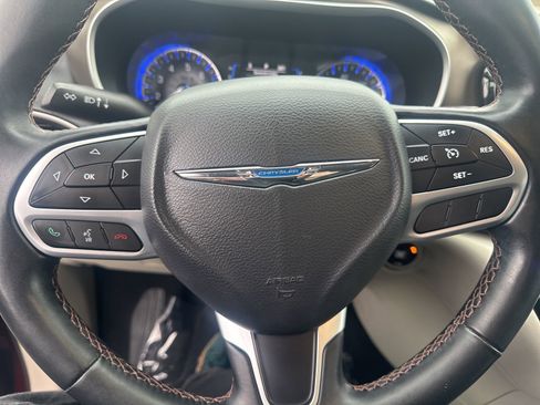 Used 2017 Chrysler Pacifica Touring-L image 22