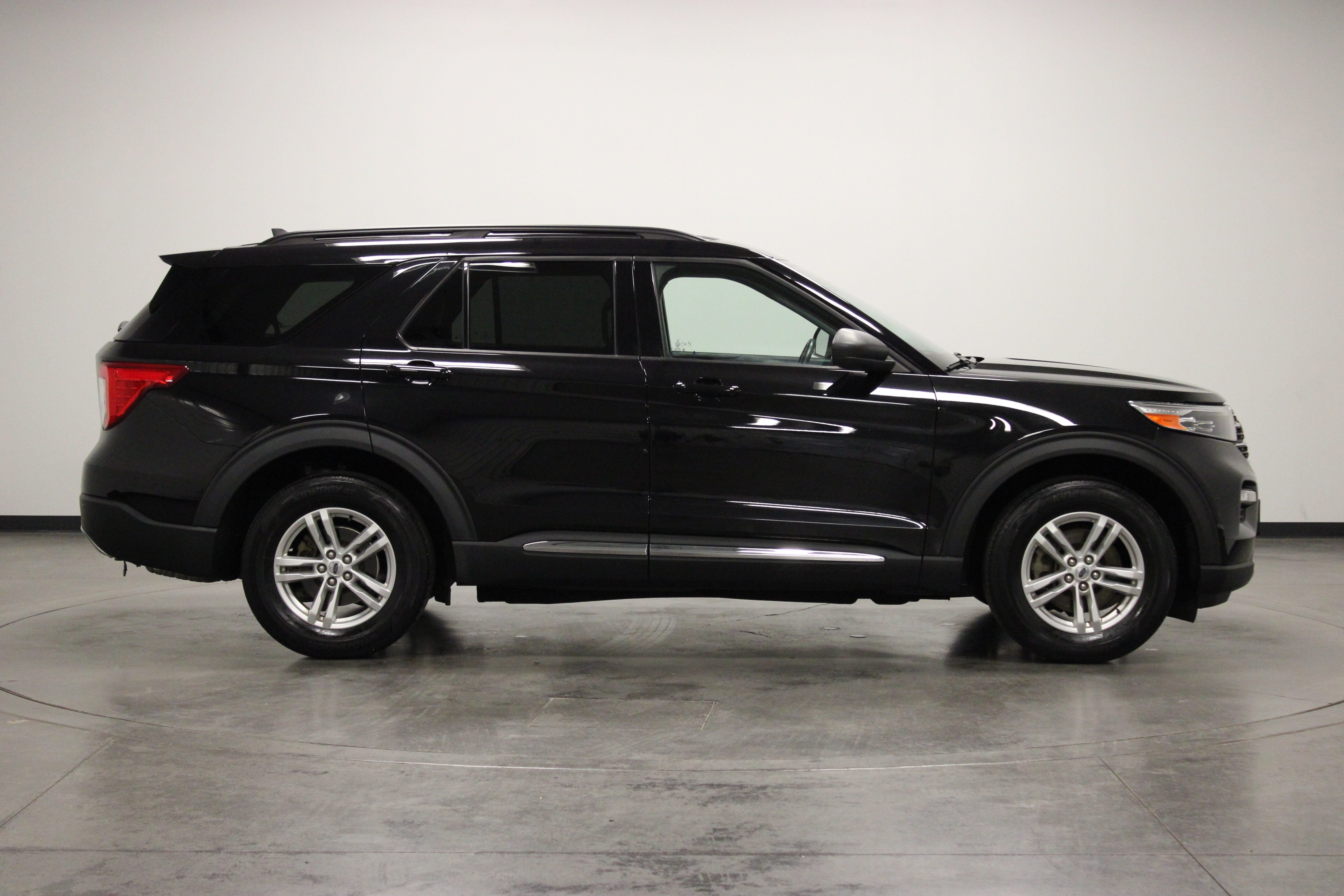 Used 2022 Ford Explorer XLT w/ Equipment Group 202A AWD/4WD image 11