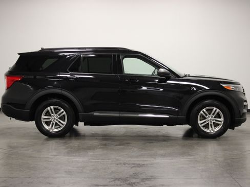Used 2022 Ford Explorer XLT w/ Equipment Group 202A AWD/4WD image 11