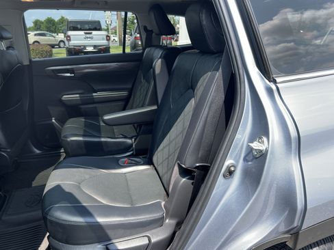 Used 2023 Toyota Highlander Platinum AWD/4WD image 24