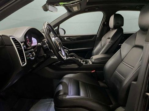 Used 2019 Porsche Cayenne w/ Premium Package image 17