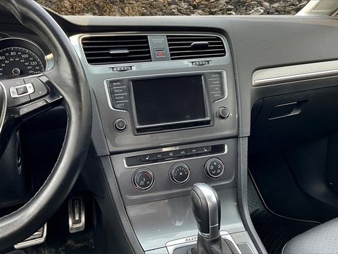 Used 2017 Volkswagen Golf Alltrack S image 6