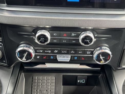 Used 2025 Ford F350 Platinum w/ FX4 Off-Road Package AWD/4WD image 28