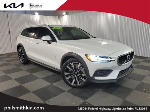 Used 2021 Volvo V60 T5 Cross Country image 1
